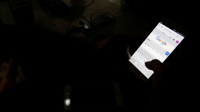 Gen Z Increasingly Abandoning Smartphones for Unexpected Alternatives