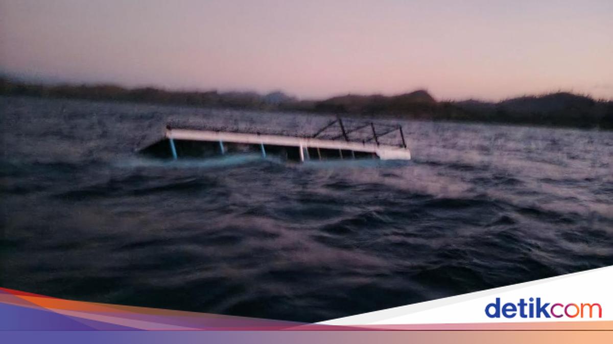 Cargo Ship Sinks in Labuan Bajo