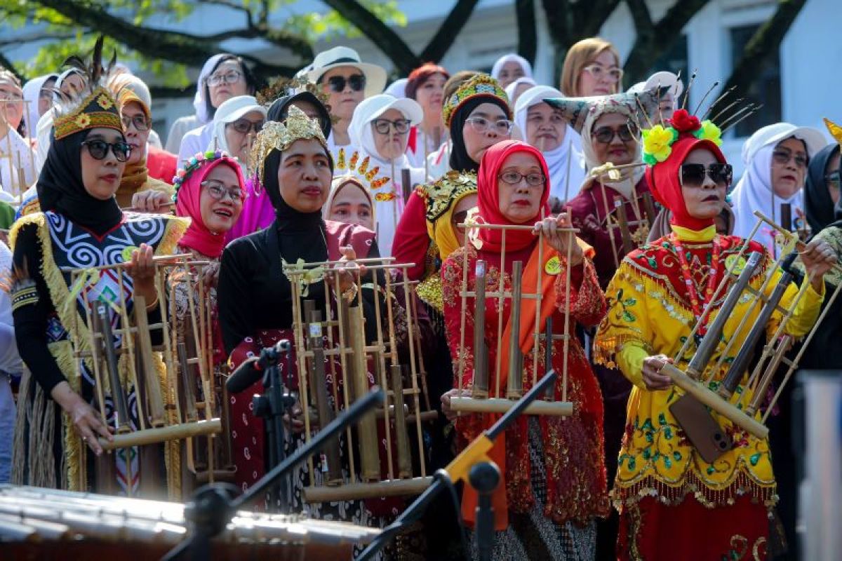 Bandung Festival draws 500 musicians to celebrate Angklung