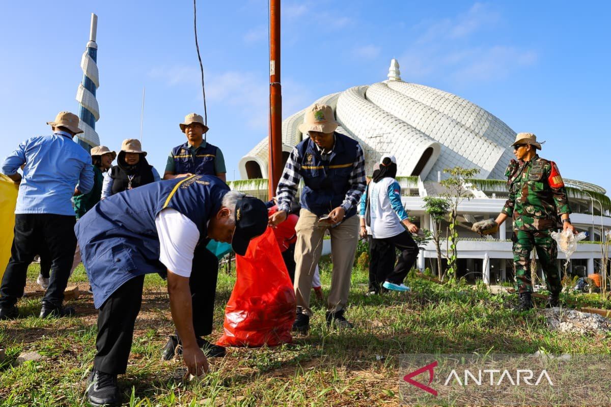 Environmental warriors collect 330 kilograms of waste in IKN National Mosque area