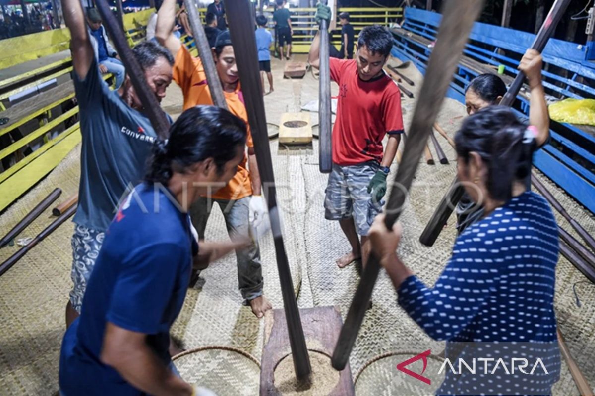 Kutai Lawas Community Preserves Nutuk Beham Tradition as an Expression of Gratitude