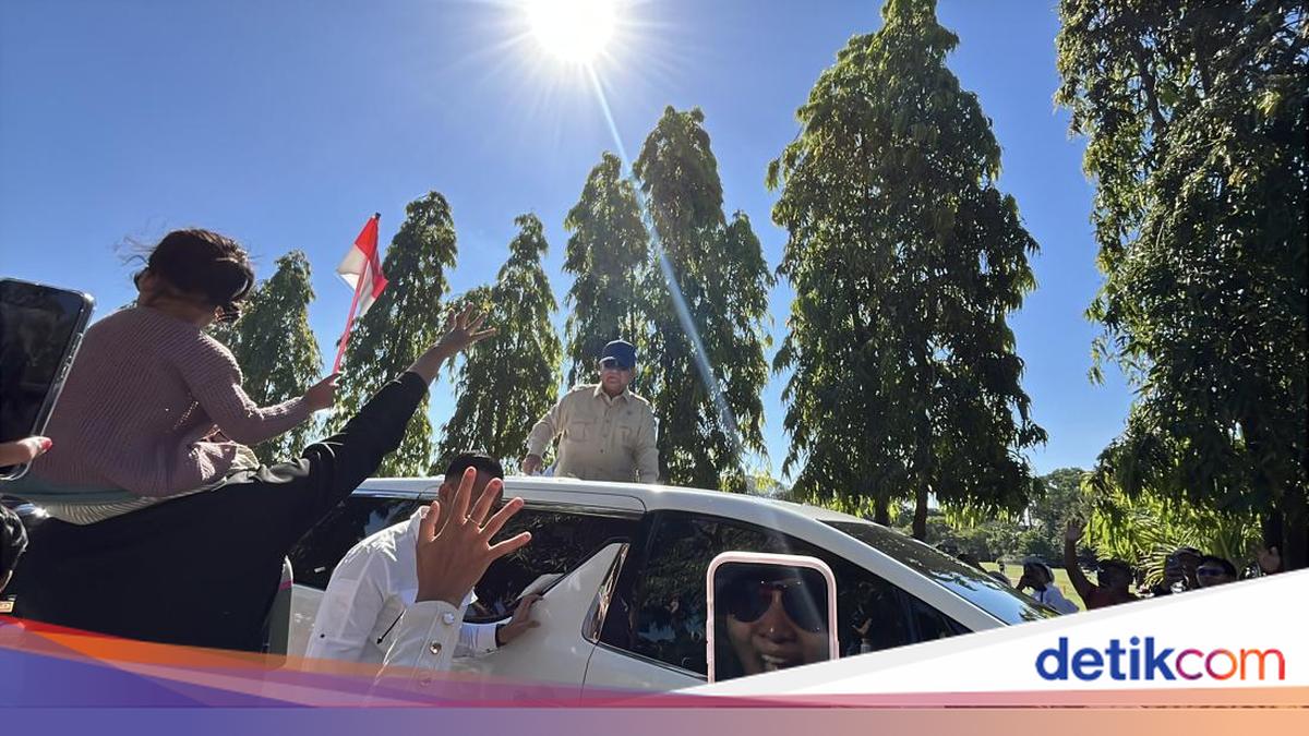 Prabowo Arrives in Renon Denpasar via Helicopter, Students Chant 'MBG'