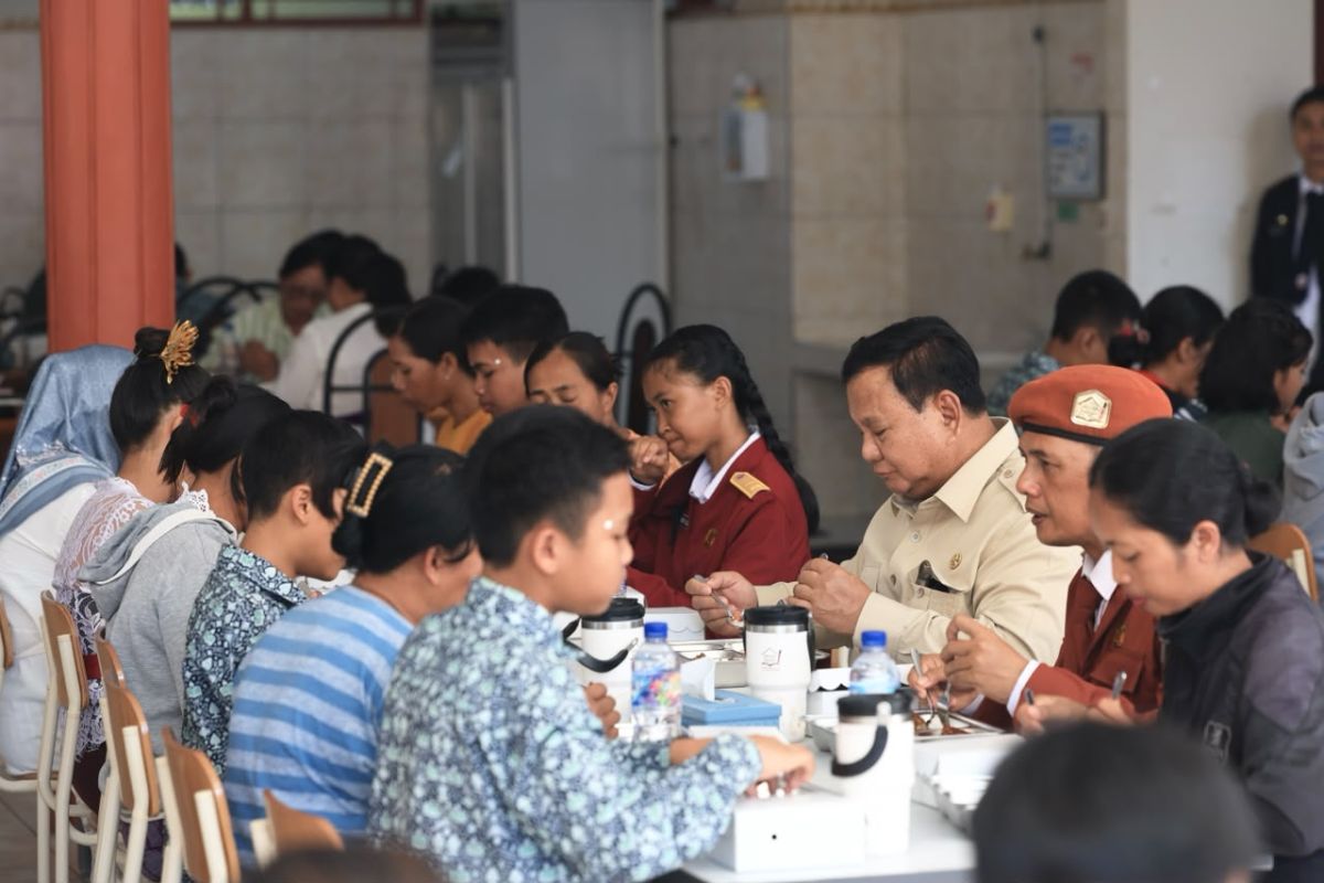 Prabowo enjoys Free Nutritious Meal with students in Tabanan