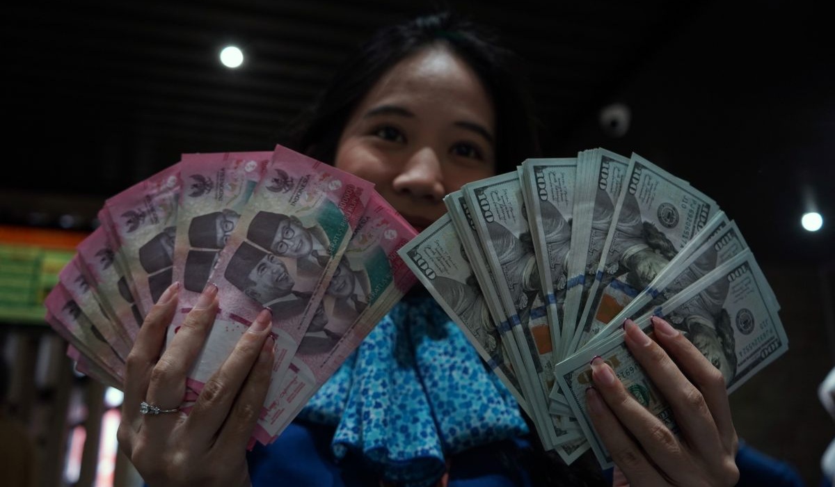 Money Changers in Batam Swarmed by Customers as Foreign Exchange Transactions Surge