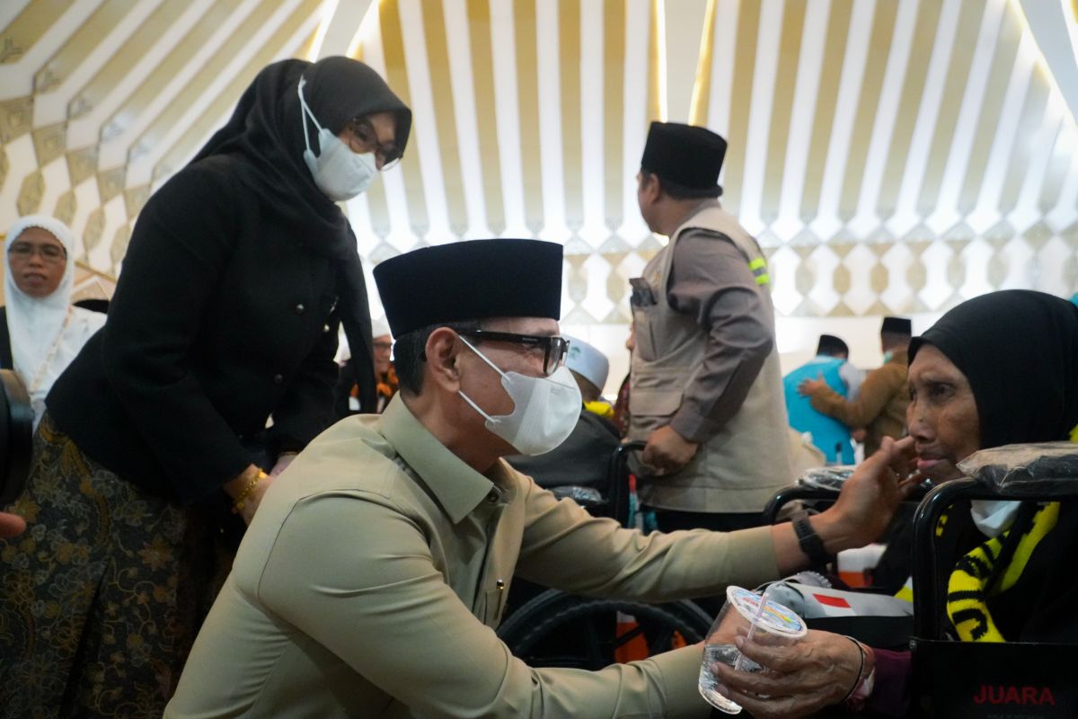 392 Mataram Pilgrims Arrive; Mayor Applauds Pilgrims' Discipline
