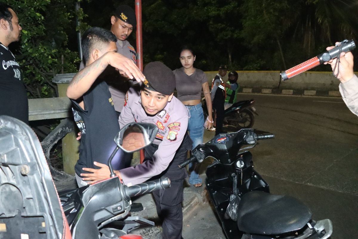 Police discover methamphetamine and tramadol during raids in Tambora