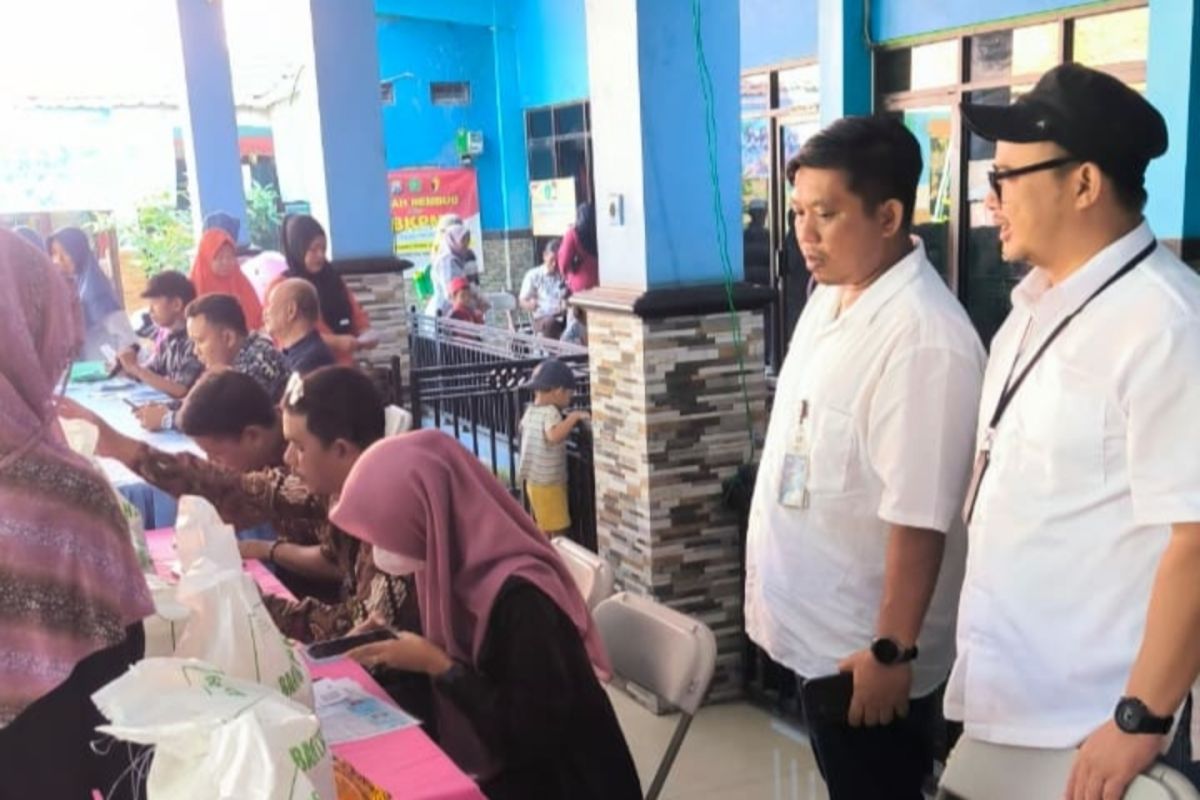 Bulog Surabaya Distributes Food Assistance to 181,442 Beneficiaries