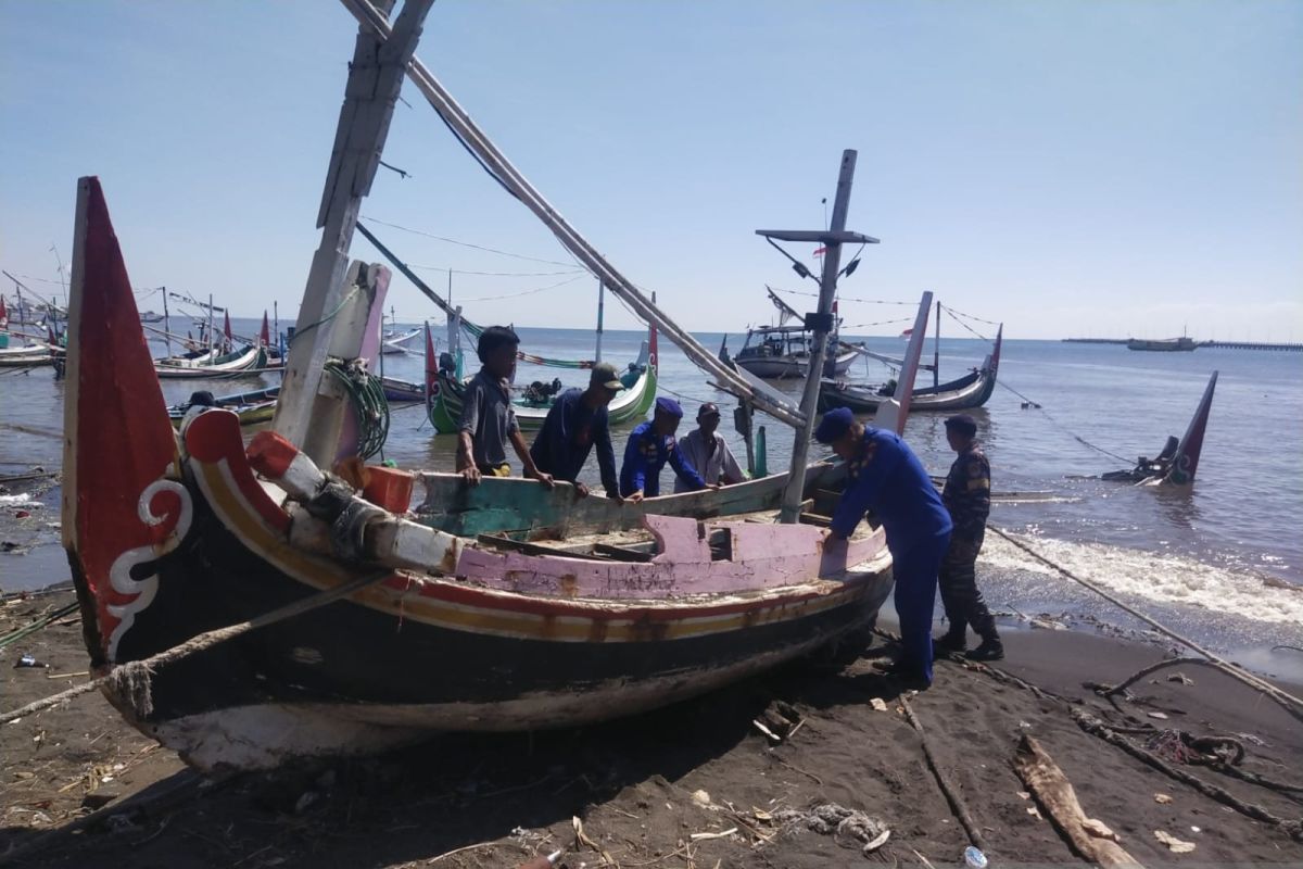 Several fishing boats in Situbondo damaged by high waves