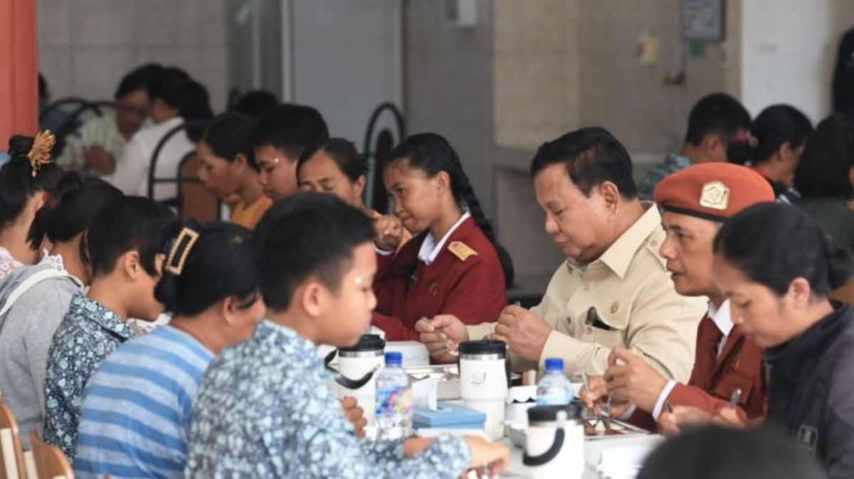 Prabowo Enjoys Free Nutritious Meal with Students in Bali
