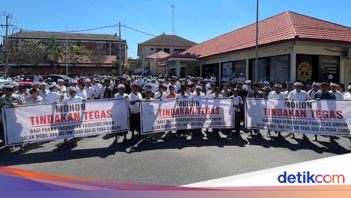 Hundreds of Bugbug Traditional Village Residents Protest at Karangasem Police Headquarters