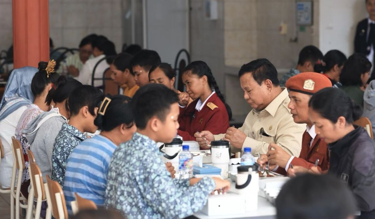 President Prabowo Samples Free Nutritious Meal Programme with Students in Tabanan, Bali