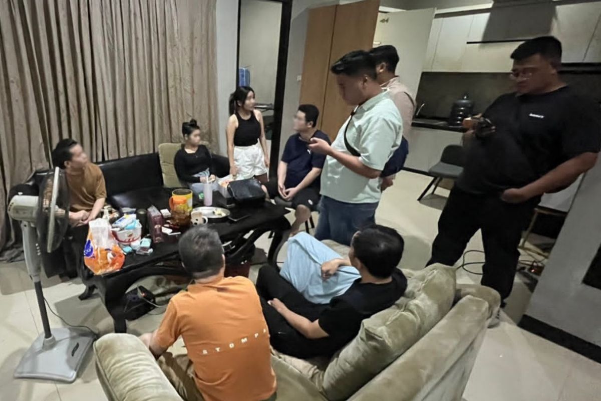 Immigration Authorities Arrest Four Chinese Nationals as Part of Online Fraud Syndicate