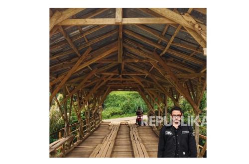Regent Jeje Allocates Rp8 Billion to Replace Rawabogo Bamboo Bridge in West Bandung with Concrete Construction