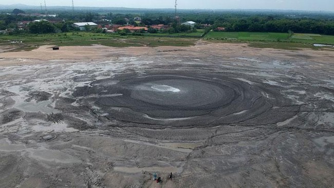 New 'Mountain' Emerges in Java, Spewing Hot Mud and Toxic Gas