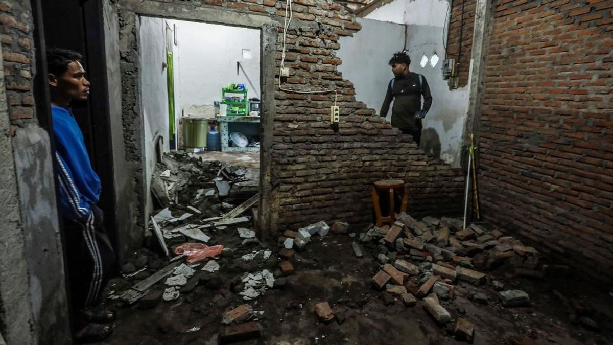 Impact of M 7.7 Earthquake: Several Residents' Houses Damaged in North Sulawesi