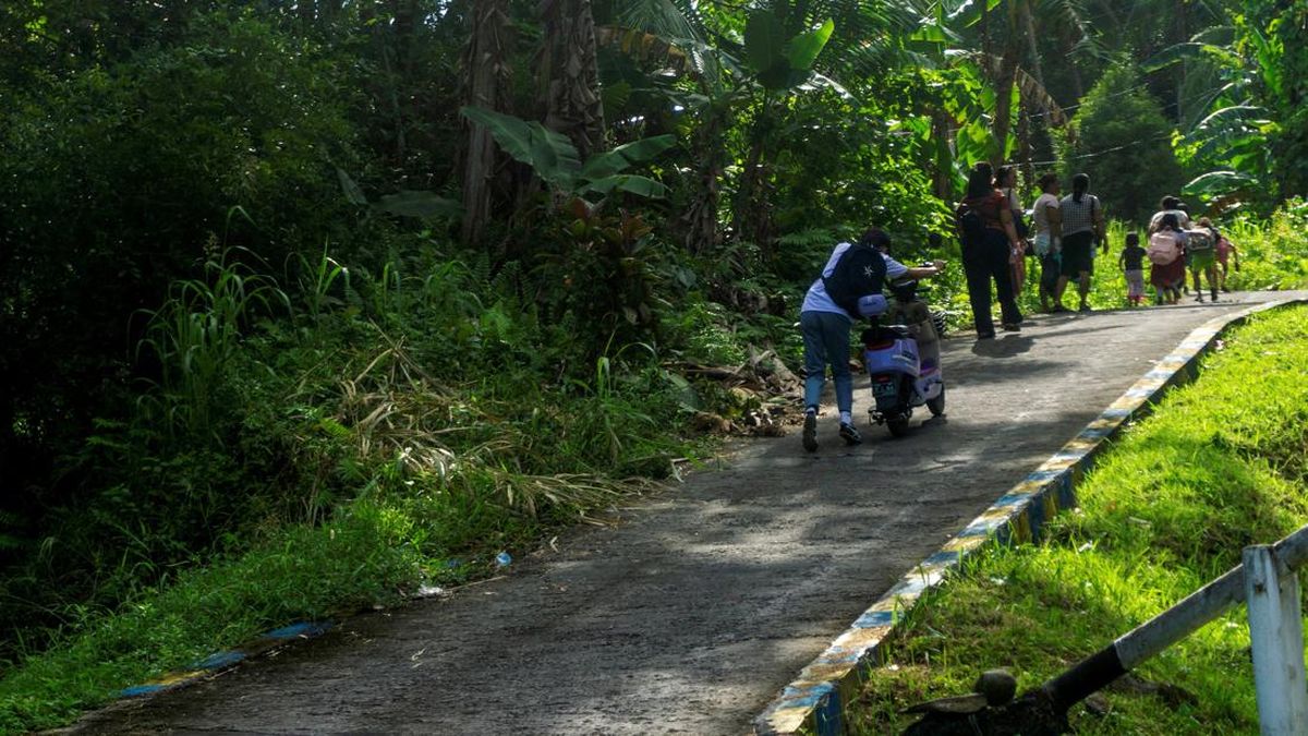 Sangihe Residents Evacuate Following Tsunami Warning
