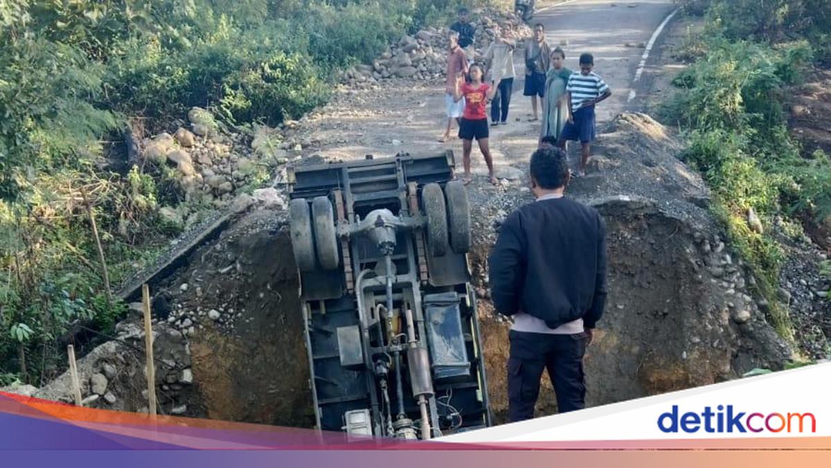 Truck Falls into Large Pit Following Bridge Collapse in Belu, NTT