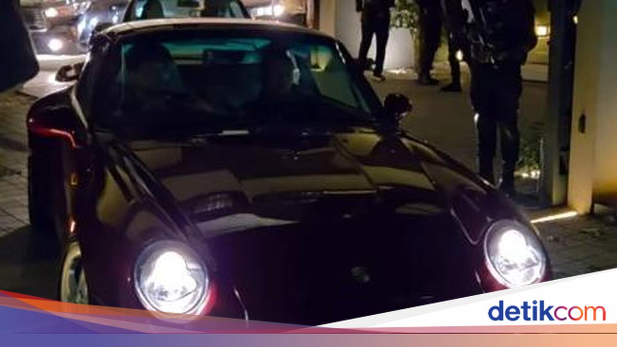 Two Porsche Cars Seized by KPK Not Listed in Silmy Karim's Wealth Report