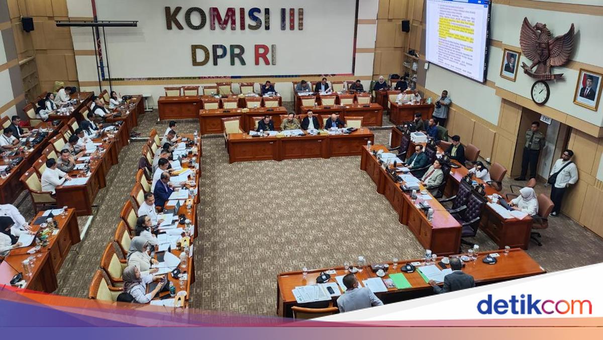 DPR Commission III and Deputy Minister of Law Hold Working Committee Meeting to Discuss Police Bill Draft