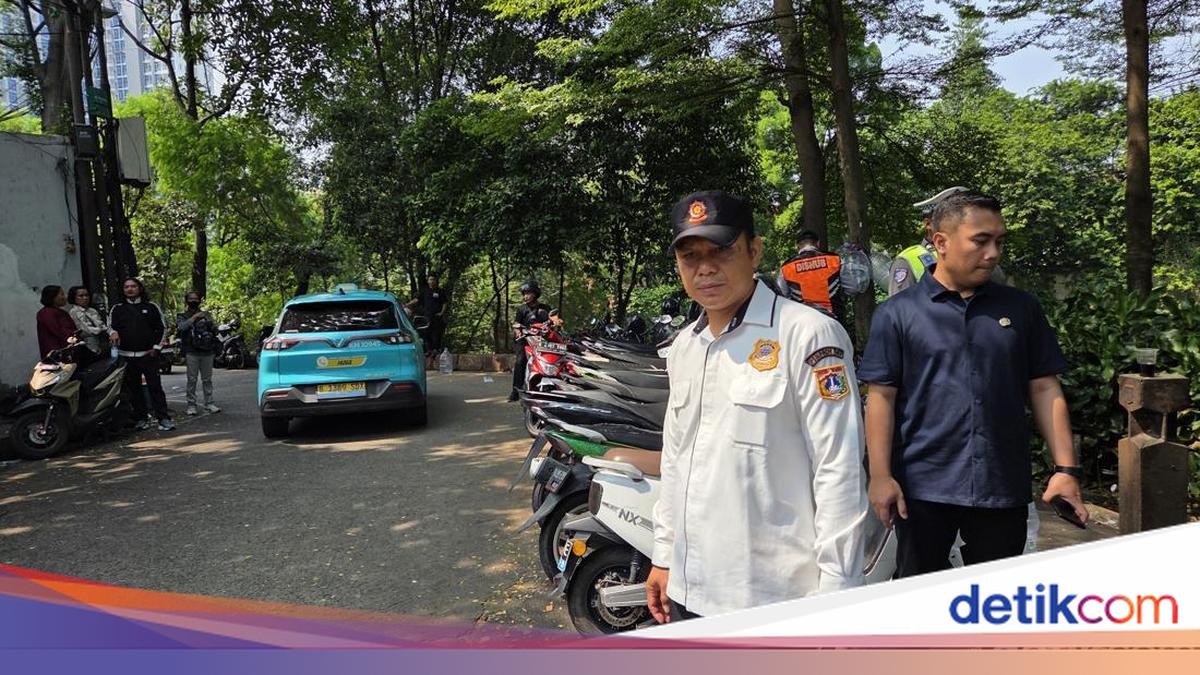 Illegal Parking in Front of RSCM Central Jakarta Cleared, Parking Attendants Flee During Enforcement