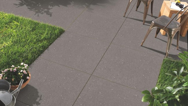 Tile Company Executive Discusses Impact of US Dollar Surging Past Rp18,000