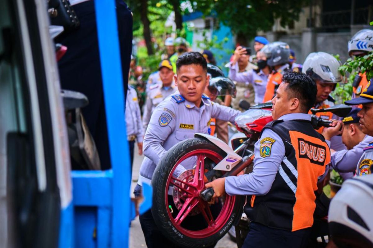 Simultaneous crackdown on illegal parking launched, hundreds of Satpol PP personnel deployed