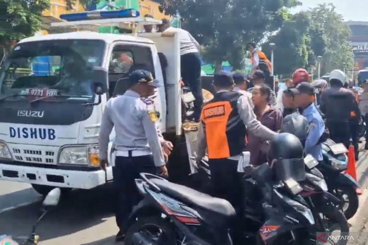 20 Vehicles Sanctioned in Illegal Parking Crackdown in Jatinegara