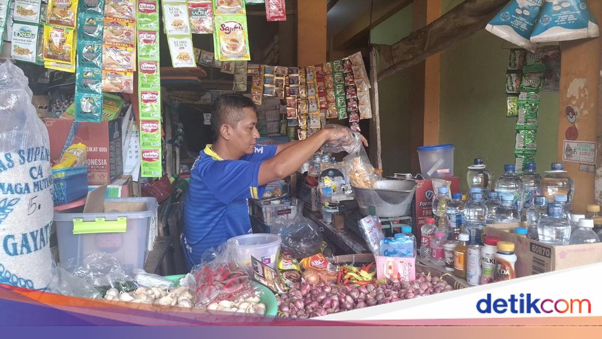 Basic Commodity Prices Rise at Beringharjo Market, Leaving Sellers and Buyers Struggling