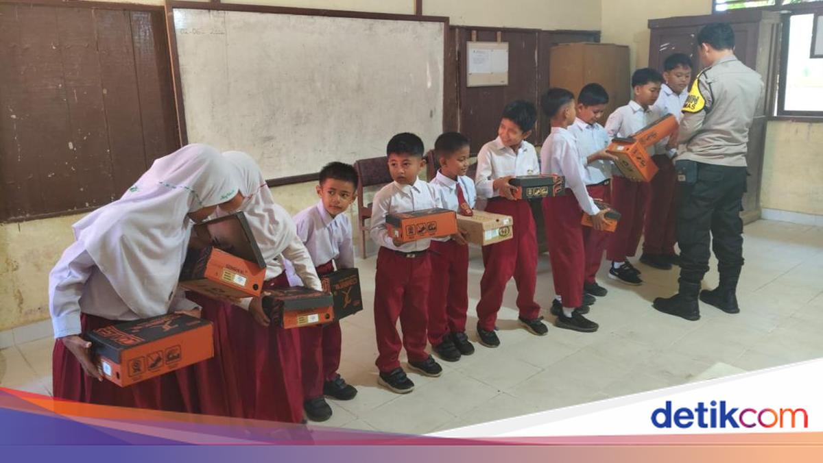 Shoes Gifted by Kuansing Police Chief Bring Joy to Primary School Students