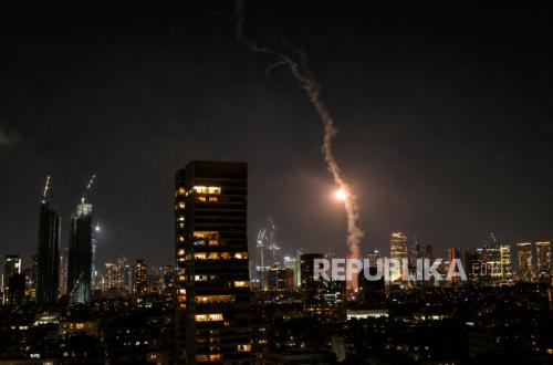 Loud Explosions Shake Tel Aviv Following Wave of Iranian Missile Attacks