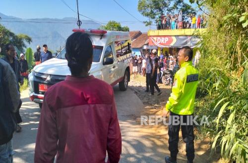 Elf Minibus Falls into Ravine in Garut, 15 People Injured