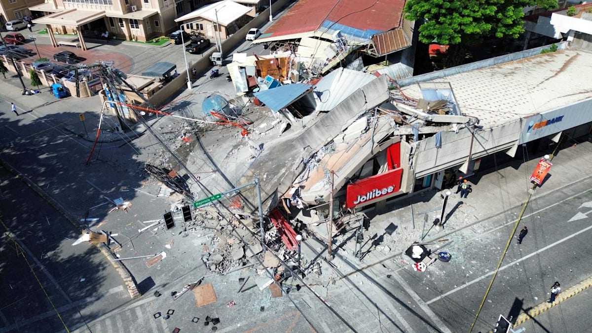 Death toll in Philippine quake rises to at least 32