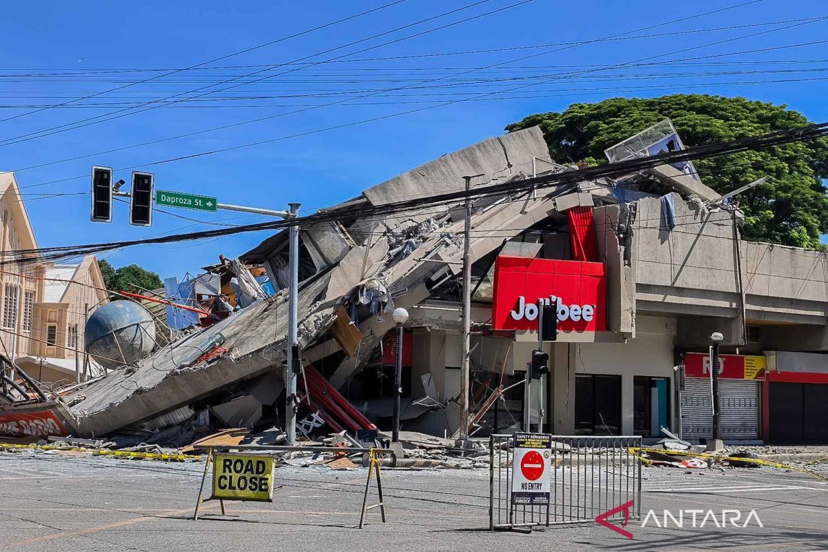 Government and Philippine military deploy teams to handle 7.8 magnitude earthquake