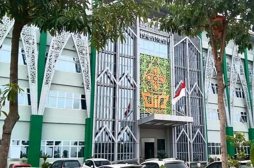 Dozens of Non-Muslims Participate in State Islamic University Entrance Examinations