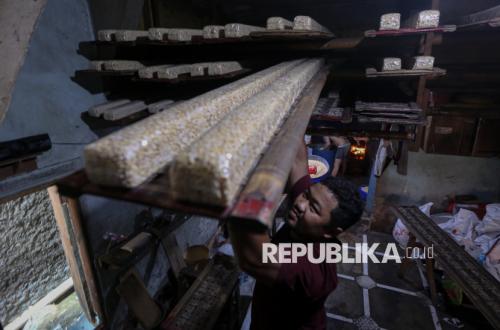 Soybean Prices Hit Rp12,500 per Kilogram, Leaving Tempeh Producers in Distress
