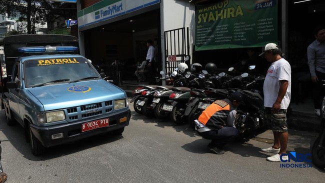 Motorcycle Valve Removal Operation Conducted in Jakarta; Illegal Parking Attendants Detained