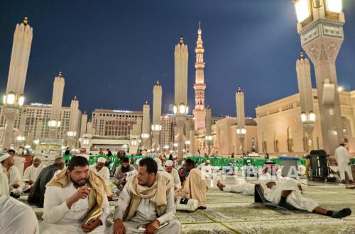 In Medina, Hajj Pilgrims Encouraged to Visit the Prophet's Tomb and Increase Salawat