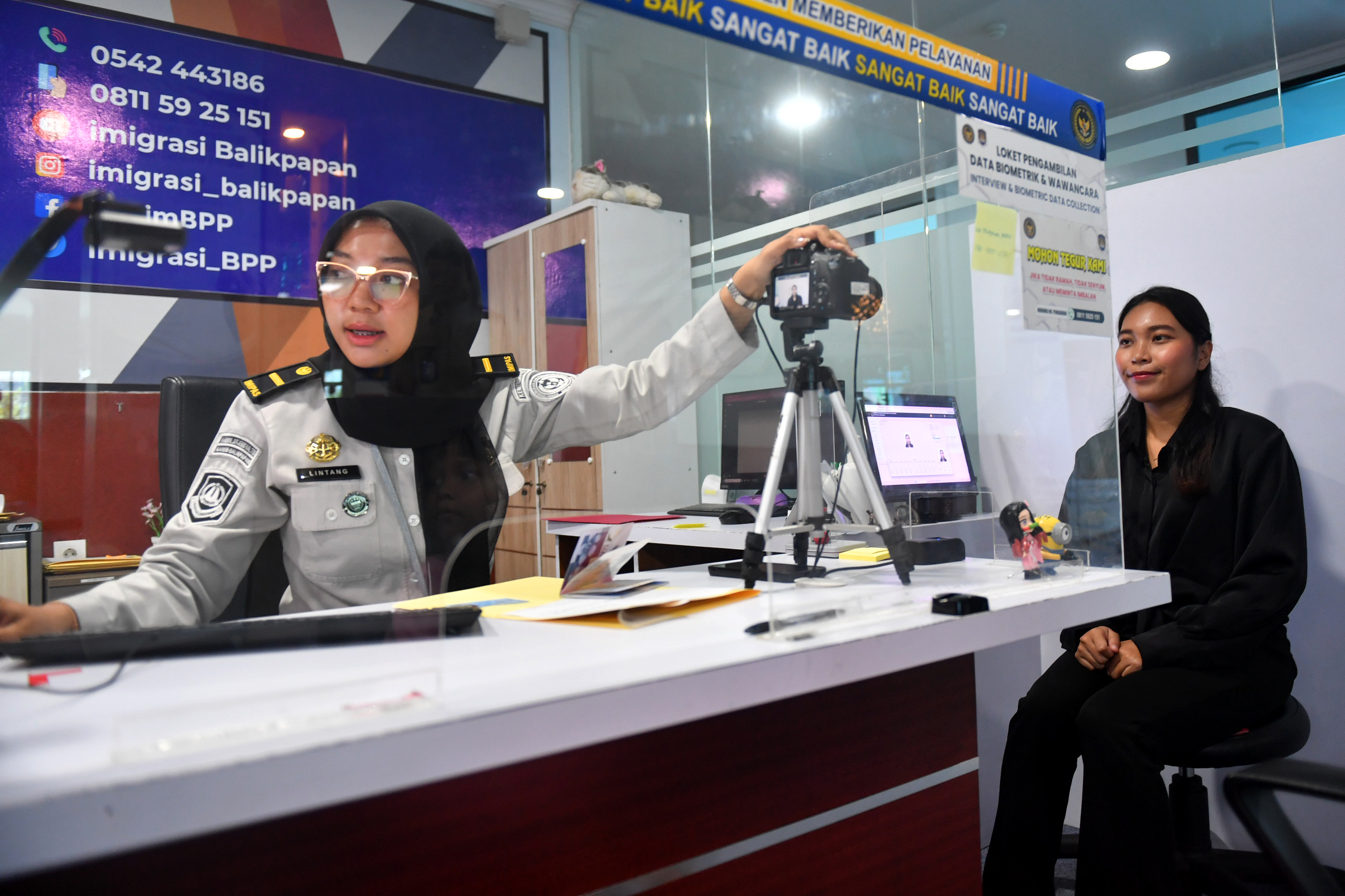 Rupiah Hits Rp18,195, Yet South Sulawesi Residents Continue Passport Applications, Primarily for Umrah