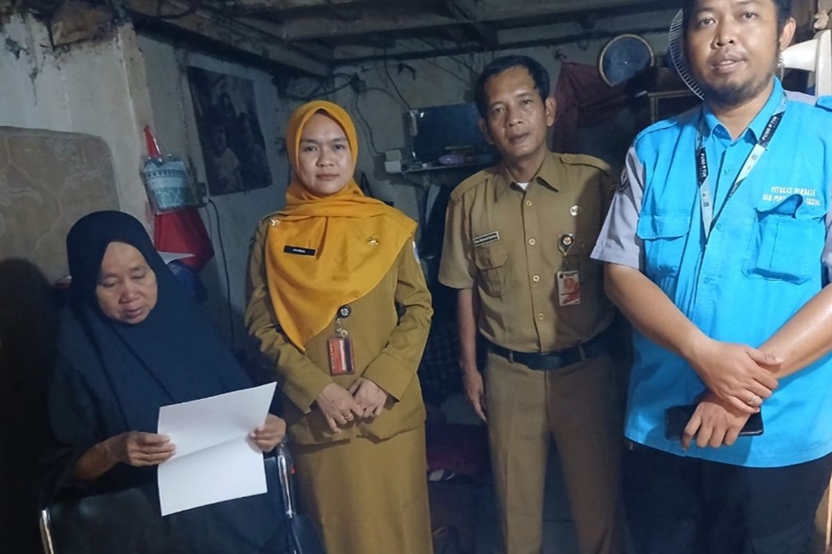 West Jakarta Social Services Distribute Wheelchairs to Disabled Residents in Jelambar