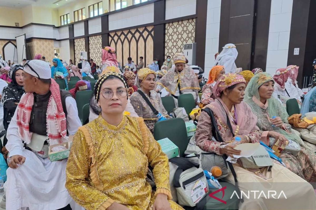 Hajj Pilgrims from Makassar Embarkation Group 9 Return Safely to Indonesia