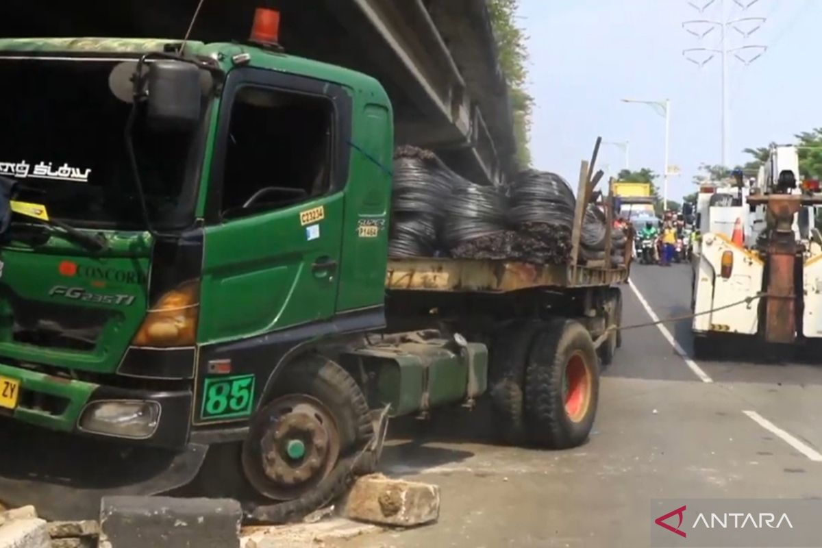 Container truck hits barrier on Rawa Buaya flyover due to suspected brake failure