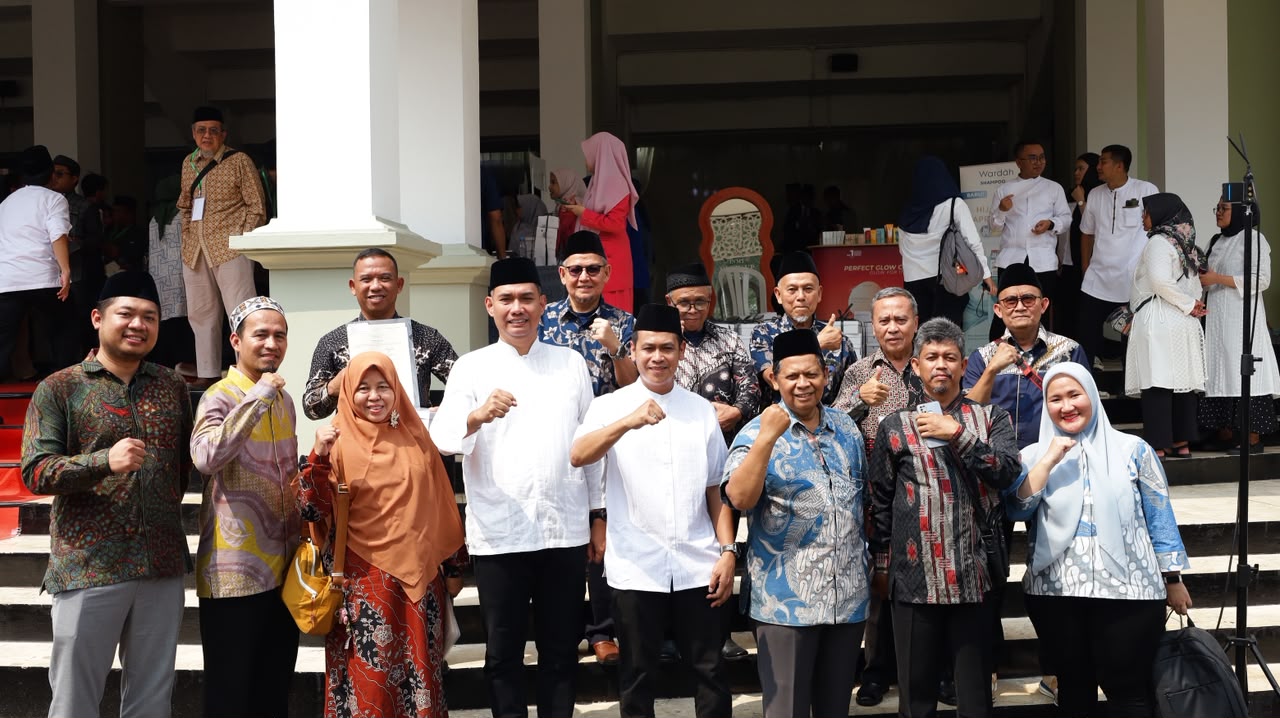 Supporting the Minister of ATR/BPN's Programme, South Tangerang Land Office Hands Over 19 Waqf Certificates