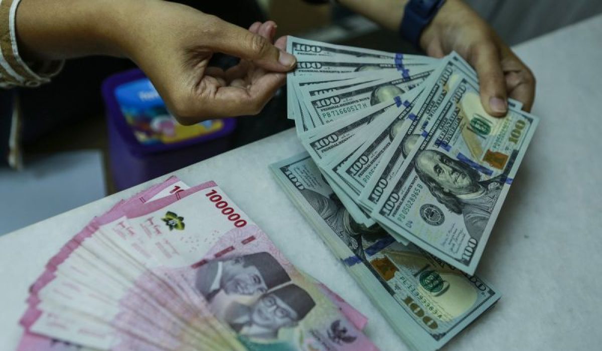 Financial Planner Outlines Strategies to Manage Spending Amid Rupiah Weakening