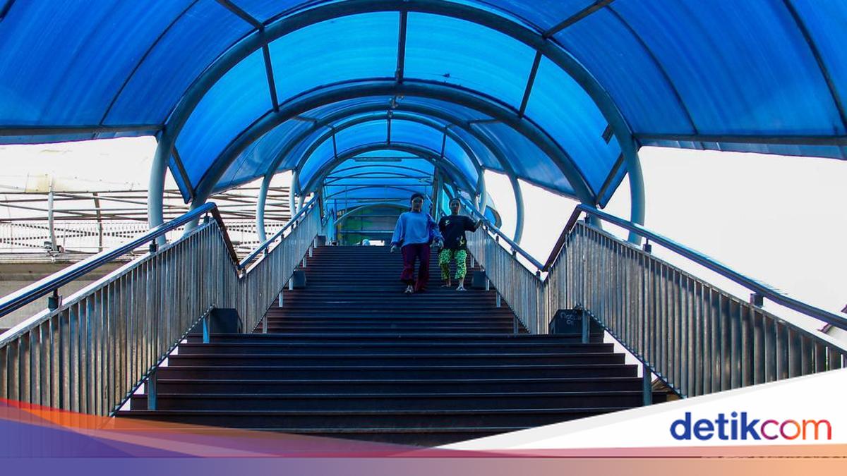 Elderly Woman Struggles with Lenteng Agung Pedestrian Bridge Stairs as Lift Vandalised by Unknown Persons