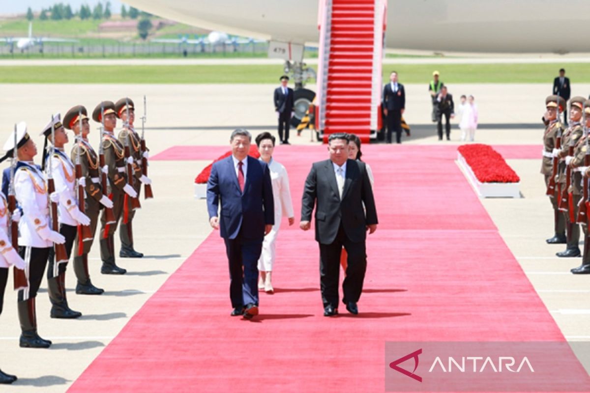 Xi Jinping Welcomed with Grand Ceremony in Pyongyang
