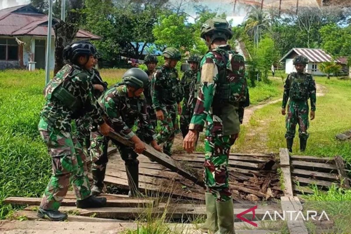 Marine Corps troops repair bridge to assist Papua residents' activities