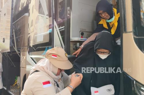 First Batch of Second Wave Hajj Pilgrims Arrive in Madinah, Welcomed with Roses by Officials