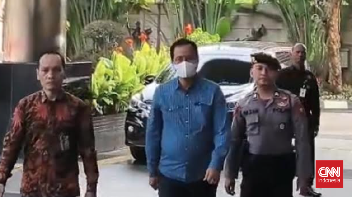 Muara Enim Regent Arrives at KPK Red and White Building