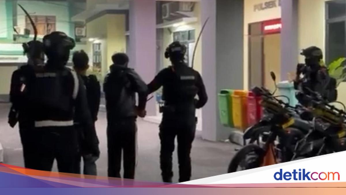 Metro Jaya Brimob Thwarts Brawl in Bekasi, Two Youths Arrested with Sharp Weapons