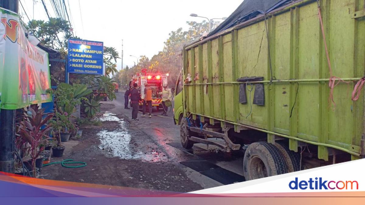 Garbage Truck Suddenly Catches Fire En Route to Suwung Landfill